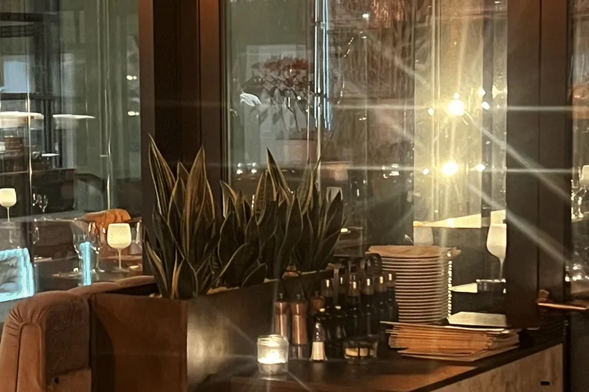 Gastraum des Ristorante di Russillo in der Europacity im warmen Abendlicht, mit Weinkühler und Glastüren