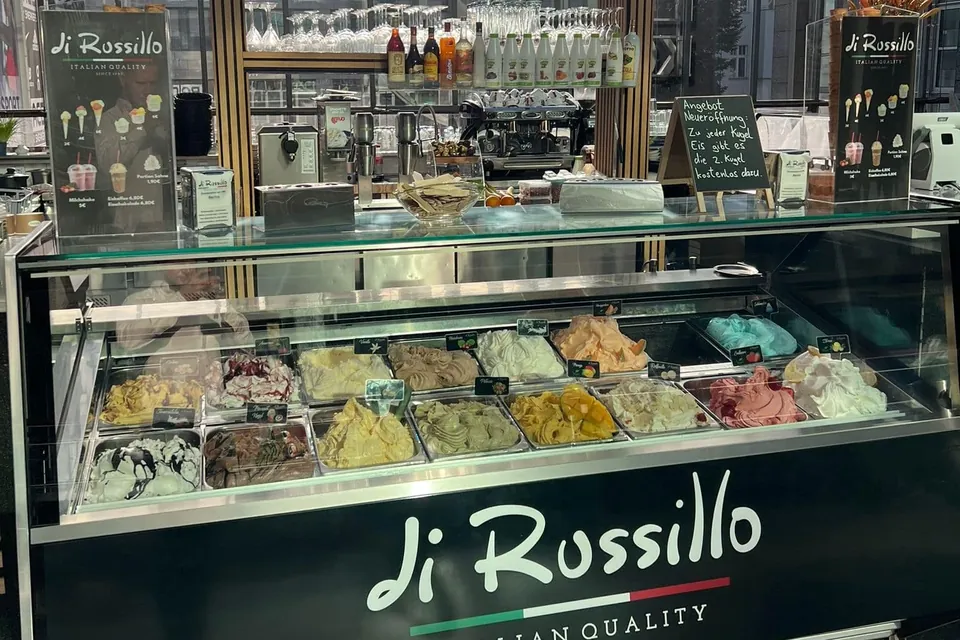 Eiskiosk „Eiscafé di Russillo“ mit Eisvitrine im Forum Köpenick