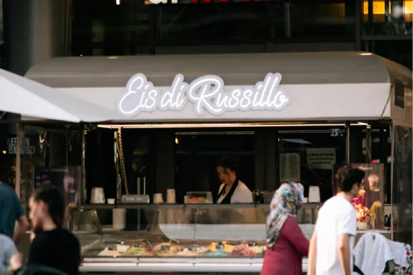 Eisstand „Eis di Russillo“ mit Leuchtschrift
