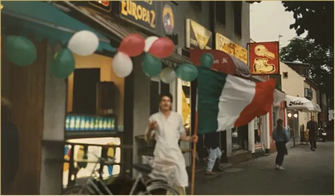 Filiale mit italienischer Flagge und grün-weiß-roten Luftballons
