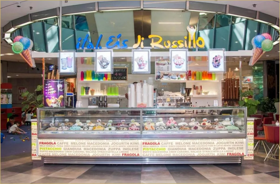 Bunte Eistheke von Ital Eis di Russillo im Einkaufszentrum